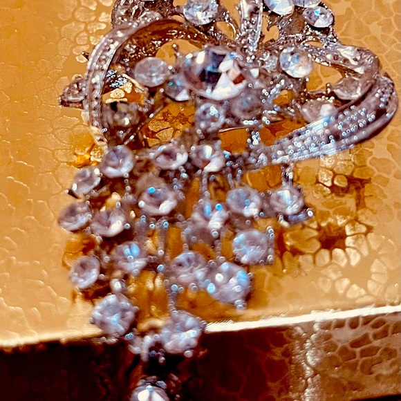 Beautiful Vintage Rhinestone silver tone brooch pendant in leaf pattern - Picture 2 of 7